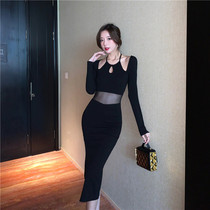 2022 Nom de lautomne Yuanyuan Repaired Body Splicing Dew Waist Sexy Long style Hanging Neck Long Sleeve Dress robe