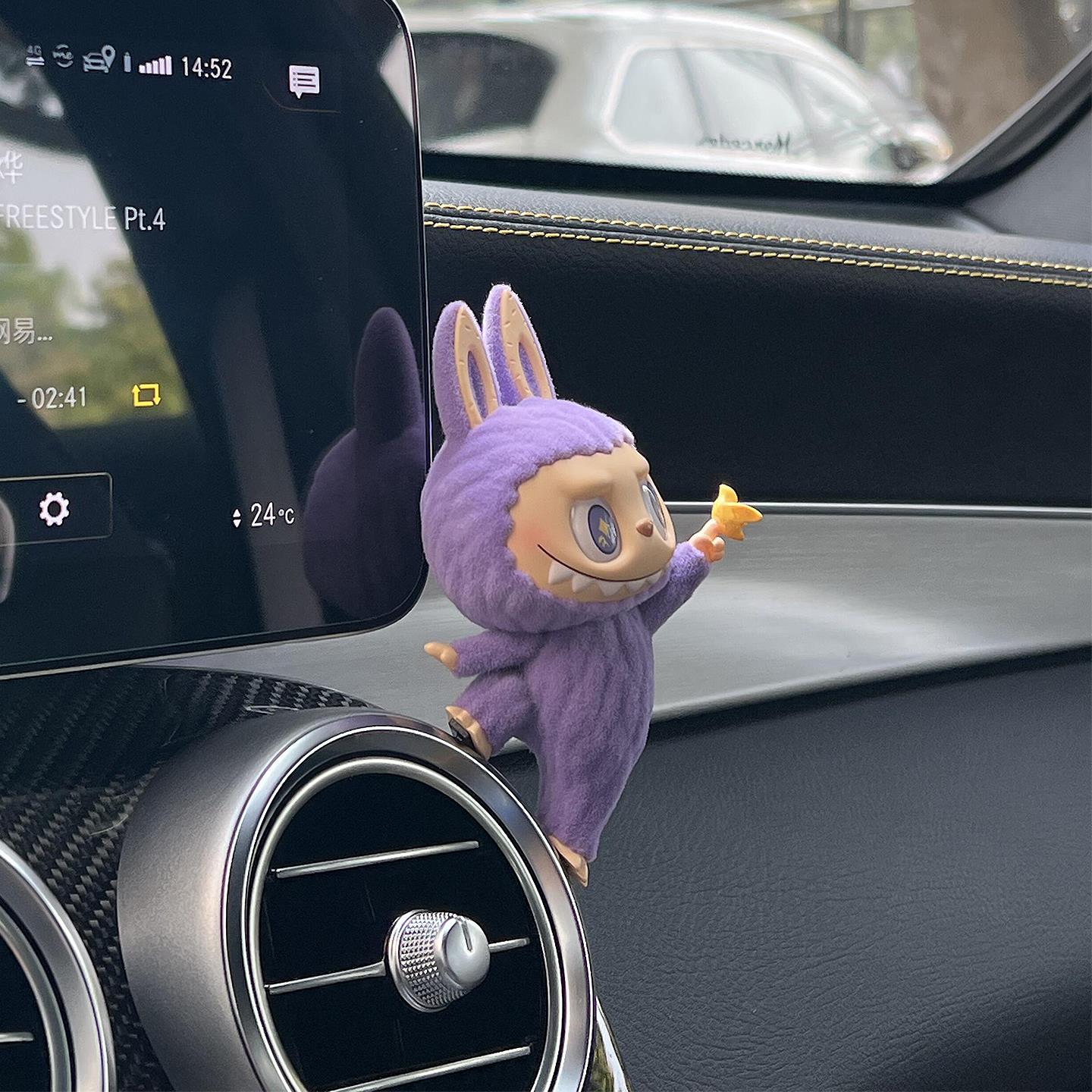 萌宠上车:Labubu车载装饰让驾驶更有乐趣