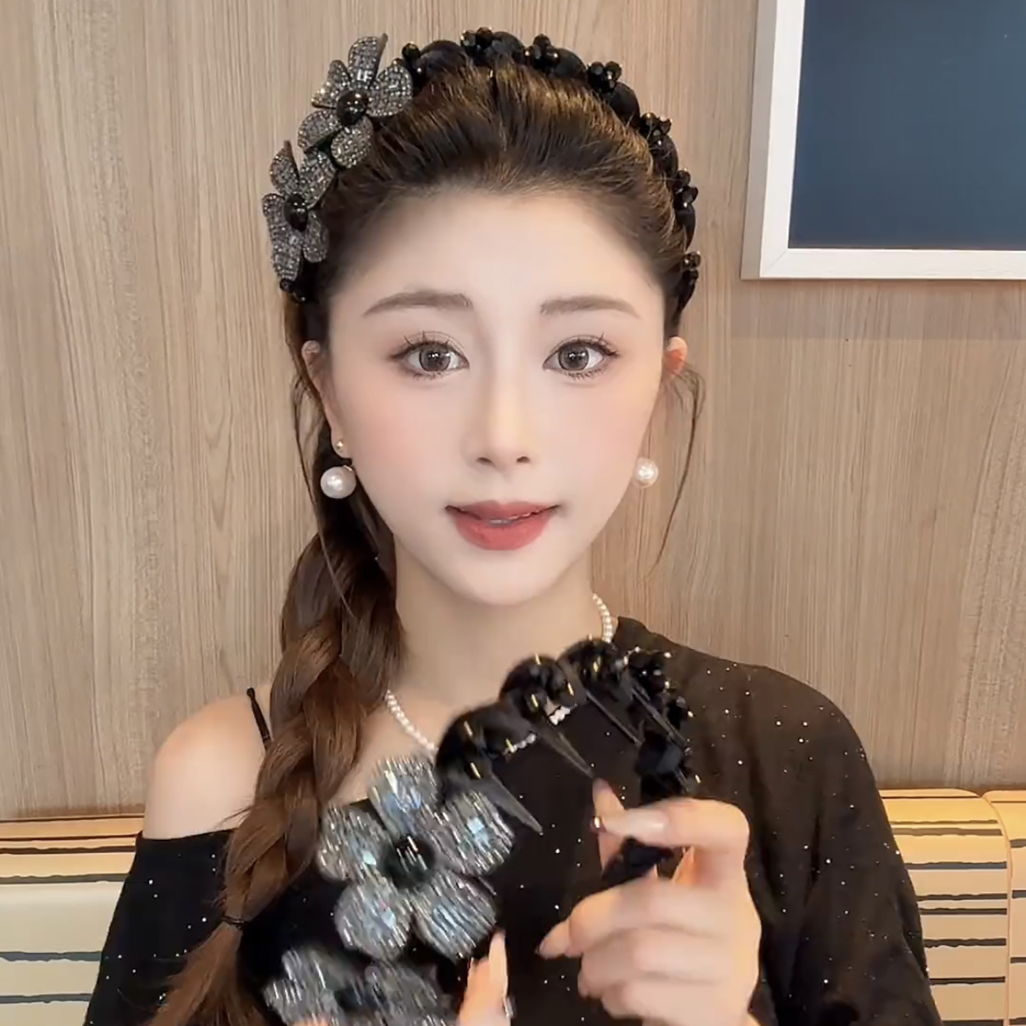 The luxurious velvet three-dimensional floral headband with rhinestone French hair clip from Huawuli is a high-top headband for women.