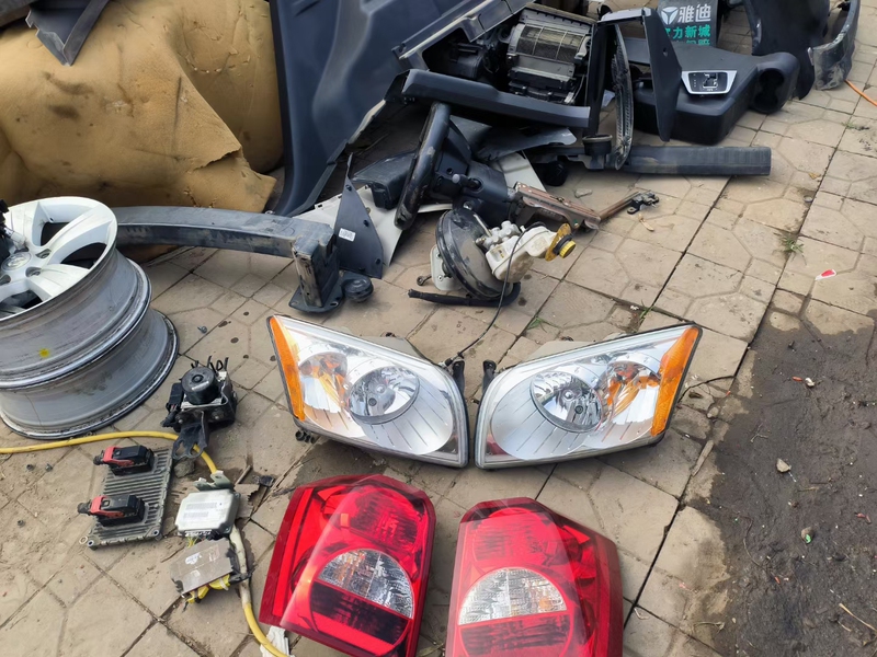 11-Year-Old Dodge Coolo 2.0 Full Vehicle Parts, Including Front and Rear Bumpers, Car Doors, and All Other Vehicle Components. Please Message for Consultation!