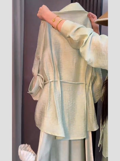 Das Dopamin-Outfit für den Frühherbst ist ein elegantes, würdevolles und hochwertiges zweiteiliges Set aus Sonnenschutzhemd und Strapskleid