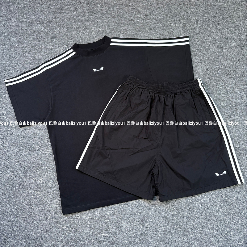 23Ss Show-Style Three-Stripe Collaboration Embroidered Sports Suit with Small Neckline, Pure Cotton Short Sleeves/Nylon Shorts, Five-Point Pants