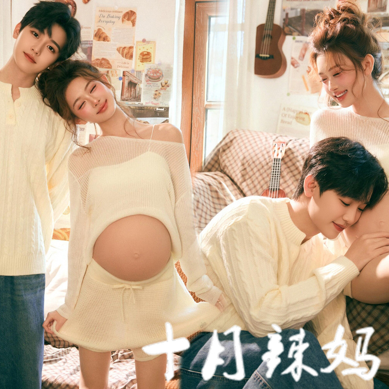 New Studio Outfits for Couples-Themed Maternity Photography, Sweet and Cozy Outfits for Pregnant Moms to Take Photos at Home