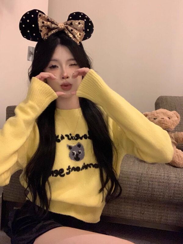 Cute Cartoon Sweet Style Yellow Letter Jacquard Sweater for Women, Autumn and Winter Age-Reducing Loose Short Pullover Long-Sleeved Top Cute Cartoon Sweet Style Yellow Letter Jacquard Sweater for Women, Autumn and Winter Age-Reducing Loose Short Pullover Long-Sleeved Top
