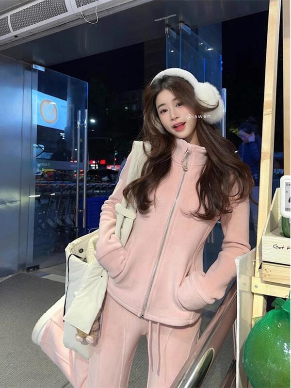 Fashionable Women's Autumn and Winter Pink Thick Fleece Stand-Collar Sweatshirt Jacket and Flared Casual Pants Two-Piece Set Fashionable Women's Autumn and Winter Pink Thick Fleece Stand-Collar Sweatshirt Jacket and Flared Casual Pants Two-Piece Set