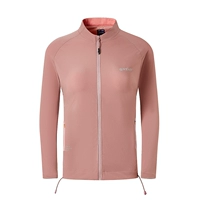 Женская модель кораллово-красного цвета.