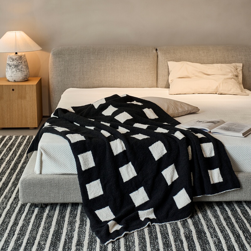 French-Style Light Luxury Half-Velvet Nap Blanket, High-End Atmosphere Blanket for Living Room, Black and White Sofa Blanket, Office Blanket