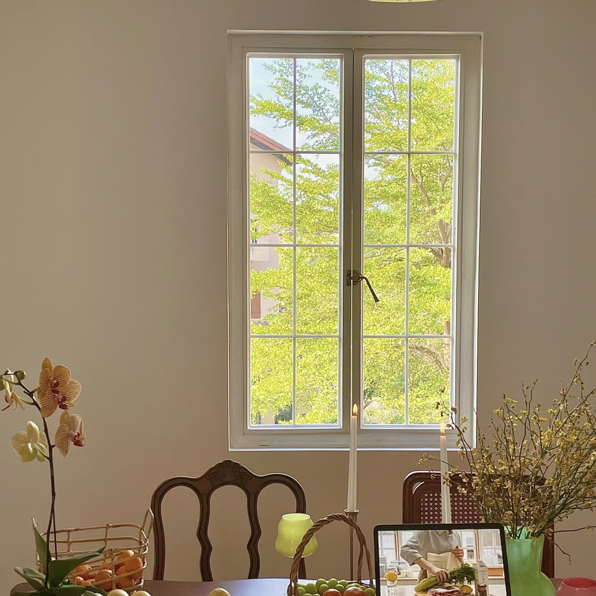 フランス風ガラス窓、錬鉄製金属窓、白い格子窓、クリーム色の窓、田園風の床から天井までのリビングルームの窓