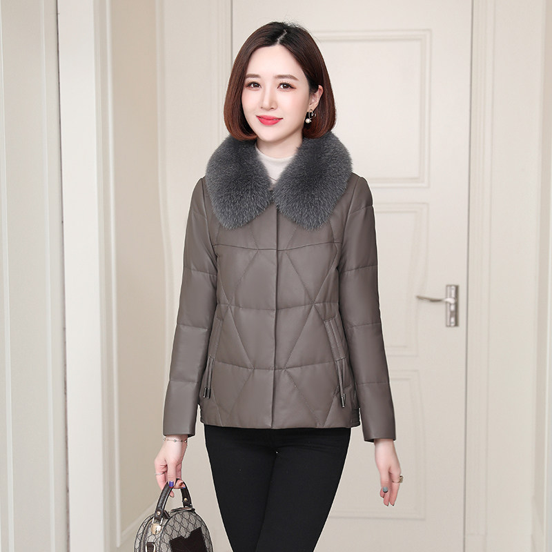 Haining's real - leather feather feather girl 2022 new mom sheep skin little fox collar casual short