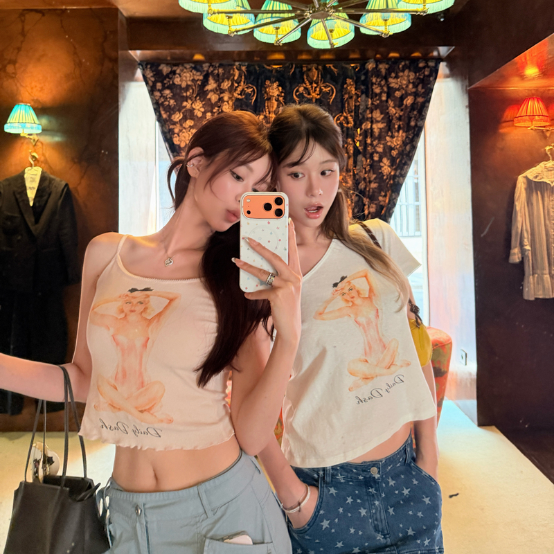Dailydash "Old Picture Magazine" Retro Illustration Character Print Vest Style + Off-Shoulder Style Ab Style Dailydash "Old Picture Magazine" Retro Illustration Character Print Vest Style + Off-Shoulder Style Ab Style