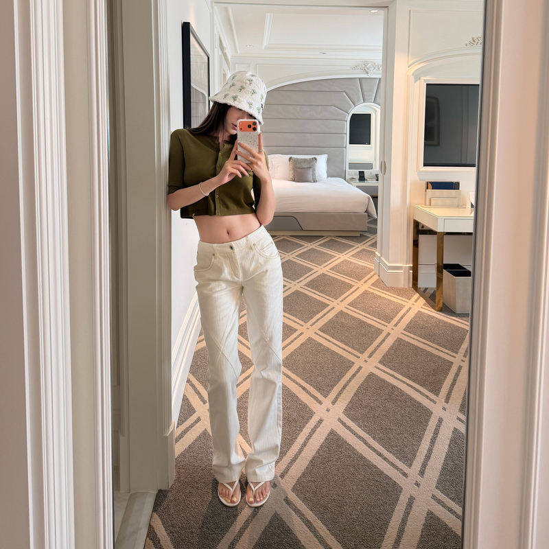 Dailydash's "Supermodel Pants" Highly Recommends Slim-Fit Jeans with a Flattering Texture