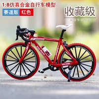 Шоссейный красный гоночный автомобиль