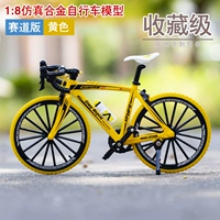 Шоссейный желтый гоночный автомобиль