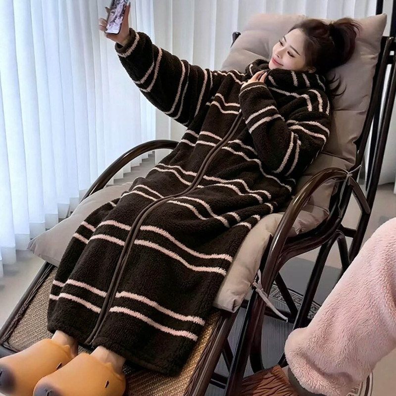 Autumn and Winter Thickened Fleece Pajamas for Women, Hooded Long Loose Zip-Up Robe, Very Stylish and Can Be Worn Outside as Loungewear Autumn and Winter Thickened Fleece Pajamas for Women, Hooded Long Loose Zip-Up Robe, Very Stylish and Can Be Worn Outside as Loungewear