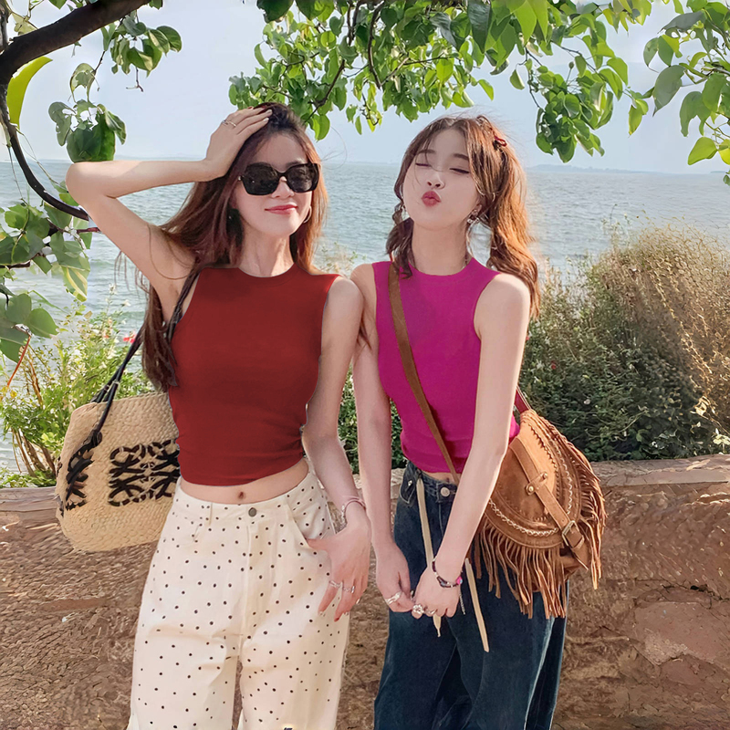 American-Style Dragon Fruit Red Stunning Camisole for Women, Suitable for Summer Outerwear or as an Inner Layer, Slim-Fit Sleeveless Solid Color Top