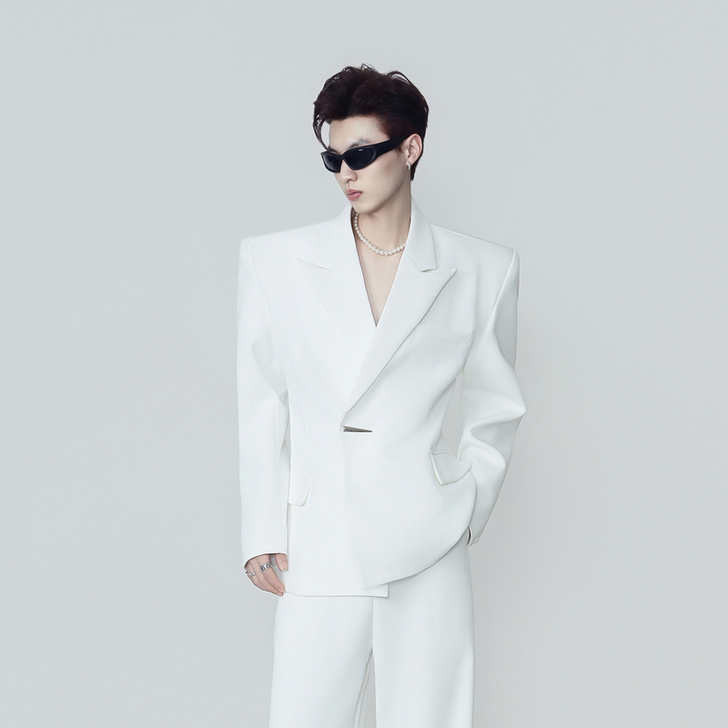 Unmirr Niche Minimalist White Blazer for Men, Light Luxury with a High-End Feel, Loose Fit with Shoulder Pads Suit Set Unmirr Niche Minimalist White Blazer for Men, Light Luxury with a High-End Feel, Loose Fit with Shoulder Pads Suit Set