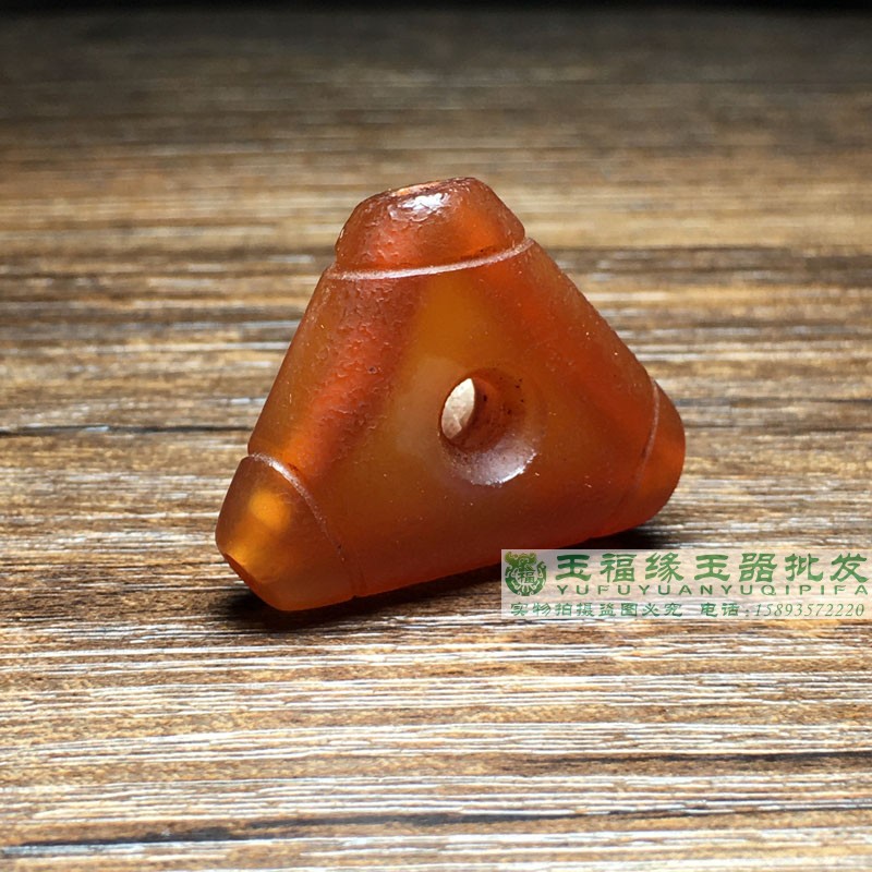 乡下淘金：探寻天然包浆老玛瑙三通配饰的神秘魅力
