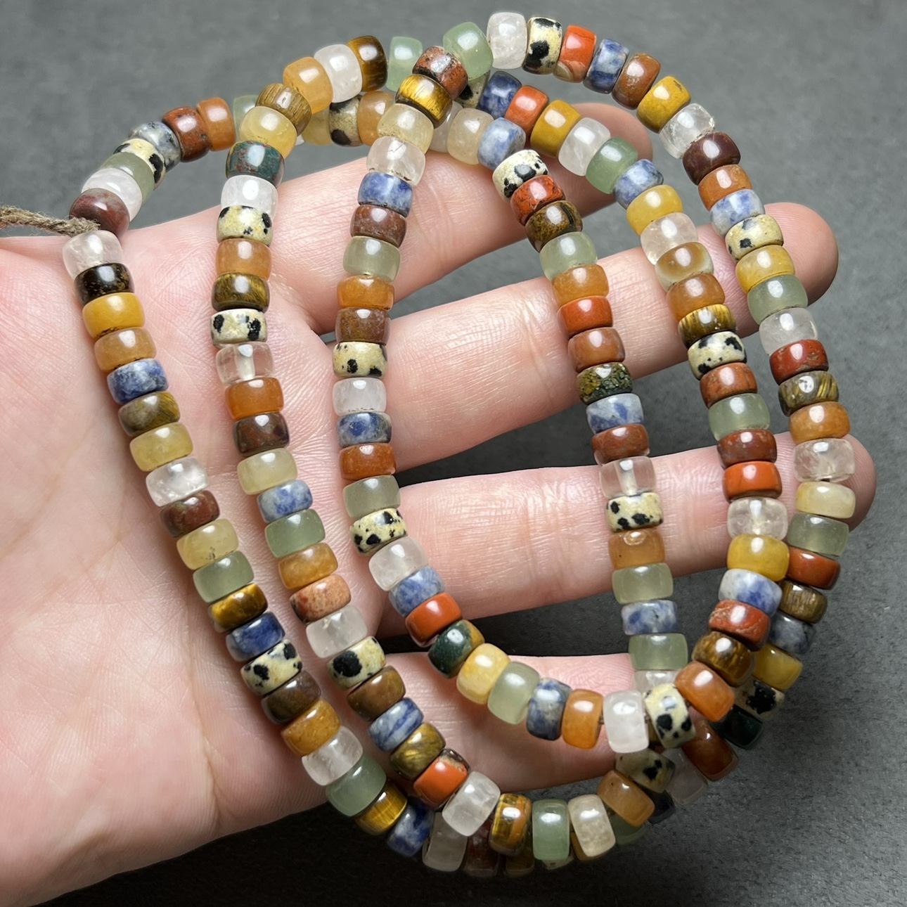 Antiques and miscellaneous natural crystals and semi-precious stones, straight-cut old-style wheel beads, spacers, beads, loose beads, bracelet materials and accessories