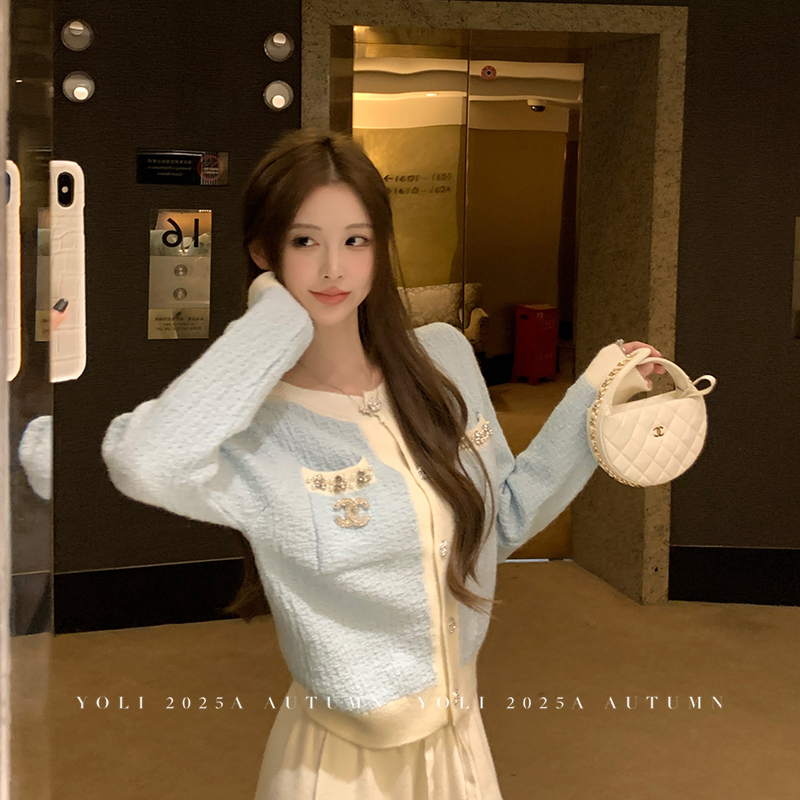 Yoli Zhang Yuli's Winter Love Song Blue Round-Neck Sweater for Women, Gentle and Sweet, Age-Reducing Knitted Cardigan for Winter