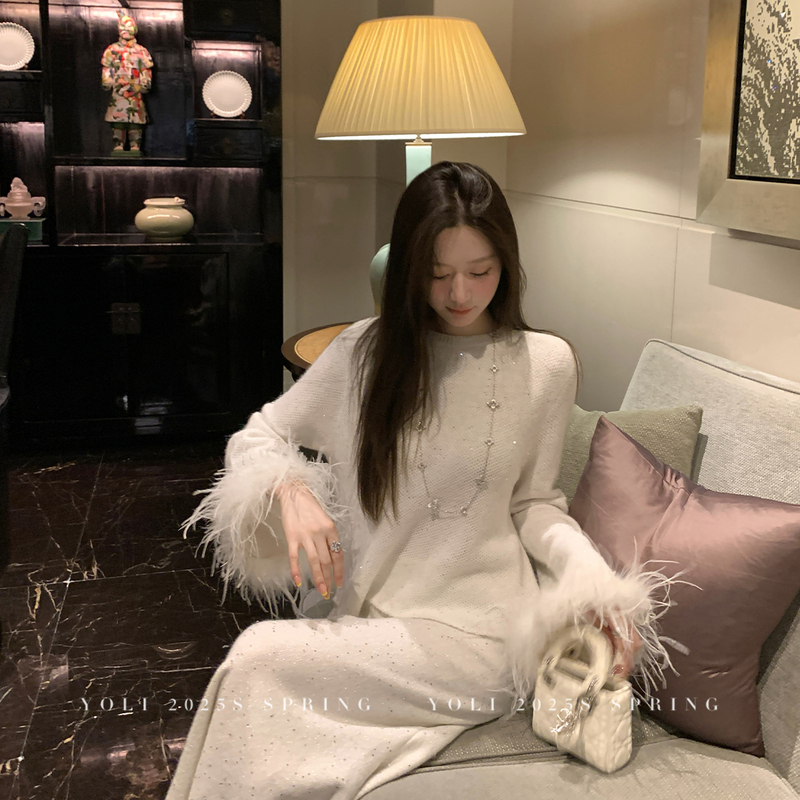 Yoli Zhang Yuli's "Soft Feather Rhythm" White Pullover Sweater for Women, Autumn Style, Elegant and Lazy Wool Top