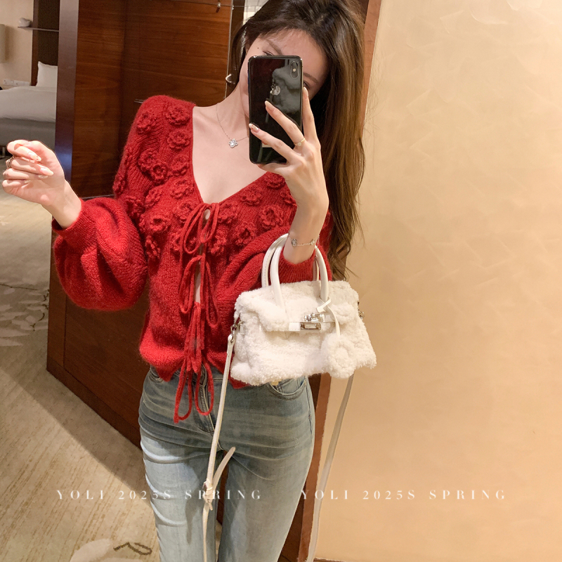 Yoli Zhang Yuli's "Focus on the Eyesight Line" Red V-Neck Stereo Flower Sweater for Women, Autumn Retro Lace-Up Short Top