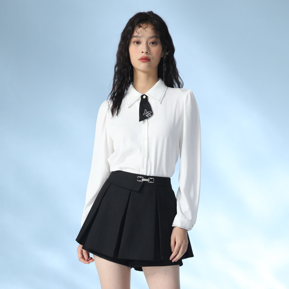 阿依莲时尚纯白衬衫春秋季新款黑白撞色领带长袖通勤职业衬衣女