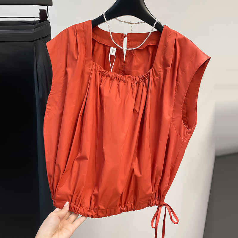 Fashionable and Versatile Loose Red Shirt, New Summer Style Sleeveless Short Casual Top, Unique and Chic Square-Neck Shirt