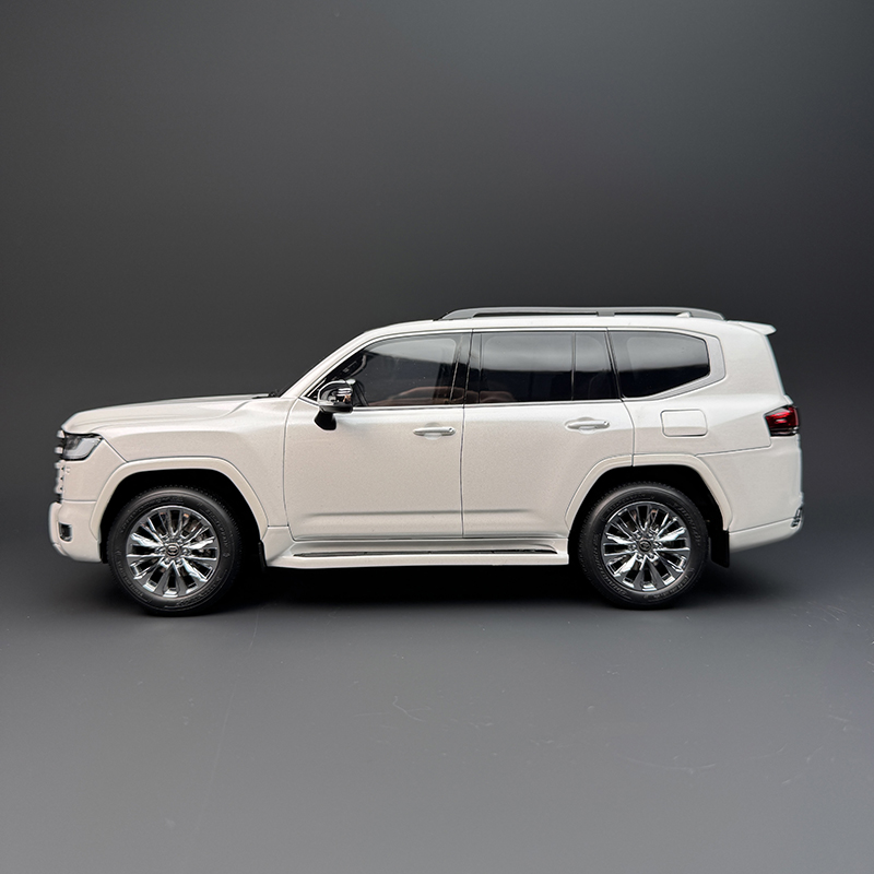 中国当代墨宝集 A small blue and white Wang Bu-style 'bird' circular box and