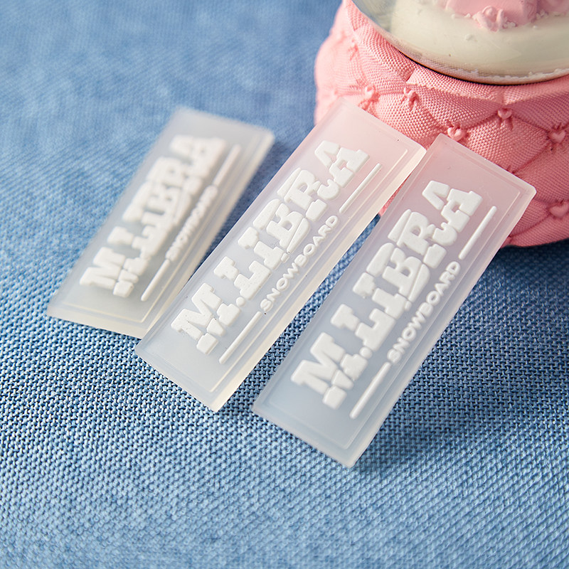 定制滴塑标PVC缝纫3D立体胶章:如何让你的服装鞋帽瞬间升级?-滴塑标-淘宝百科网