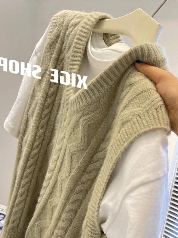 Bean Green Twist-Knit Vest for Women, New Autumn and Winter Layered Top with a Design That Makes You Look Younger, V-Neck Sweater Vest