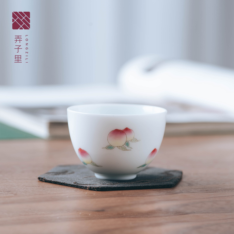 Make peach glass balls in a cup of tea cup cup sample tea cup jingdezhen ceramic kung fu master cup single CPU