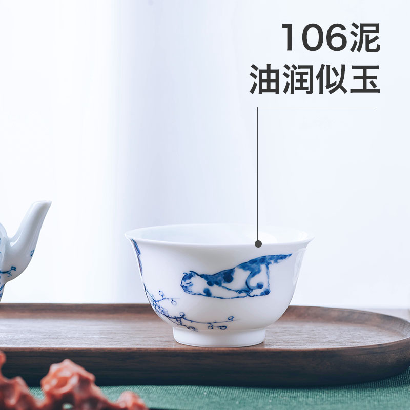 Figure in the glass cup of jingdezhen ceramic tea set left blue and white cat cup expressions using hand - made master cup of glass