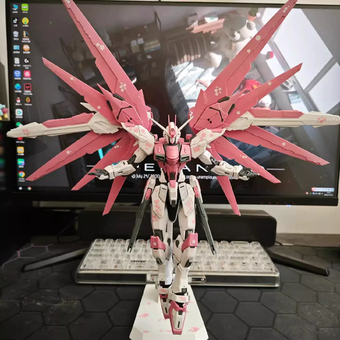 大班 MG Red Different Gundam Model MB Attack Free White Snow Jifinik Sbasbasan assembly hand