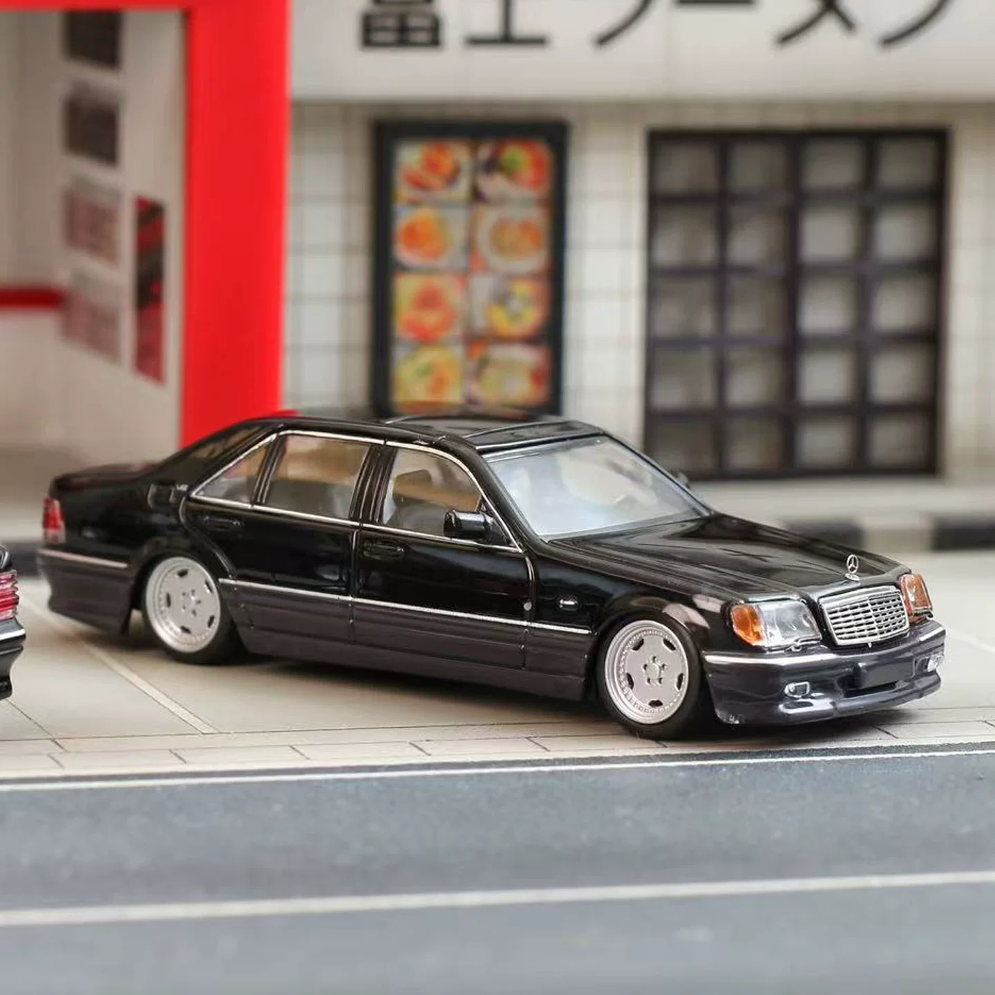 Мерседес-Бенц, черная модель автомобиля, минифигура, масштаб 1:64