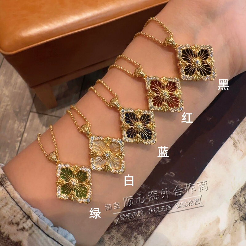 18K Gold Opera House Enamel Mother-Of-Pearl Brushed Opera Italian Court Style Series Four-Leaf Clover Necklace Sweater Chain 18K Gold Opera House Enamel Mother-Of-Pearl Brushed Opera Italian Court Style Series Four-Leaf Clover Necklace Sweater Chain