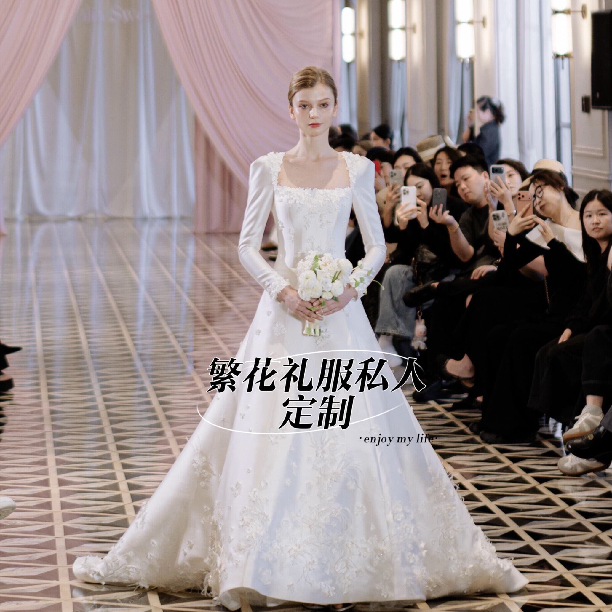 2025 новое французское ретро кружевное атласное свадебное платье с цветочным рисунком и квадратным воротником с длинными рукавами для церемонии в лесу на открытом воздухе высокого класса