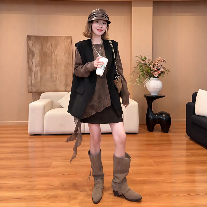 Super Trendy Early Autumn Outfit: a New Set of Old Money Style Vest Layered with a Base Shirt and Versatile Skirt Three-Piece Set Super Trendy Early Autumn Outfit: a New Set of Old Money Style Vest Layered with a Base Shirt and Versatile Skirt Three-Piece Set