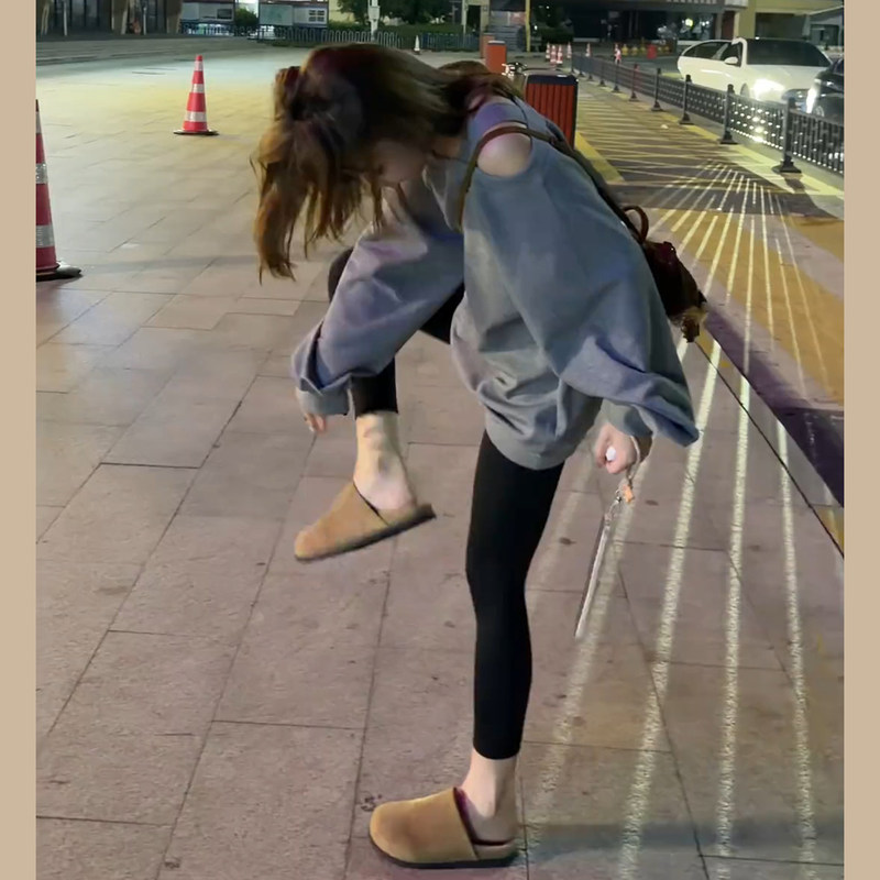 Pear-Shaped Body Type Wears a Two-Piece Suit for Autumn 2026, European and American Style, Loose Off-Shoulder Slimming Sweatshirt, Black Shark Pants