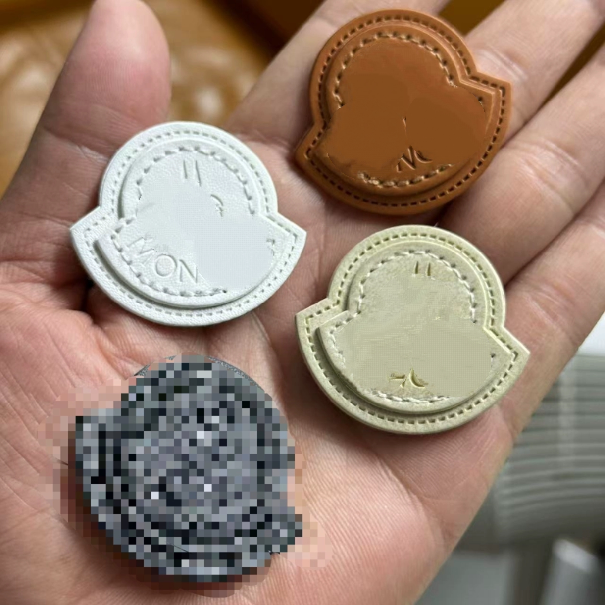 如何仅花13元提升冬季穿搭品味？蒙口服装辅料补丁贴羽绒服装饰刺绣标志手缝贴皮标缝纫款logo标Q的秘密_羽绒服_淘宝服装网