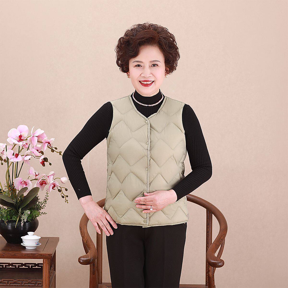 Simple and comfortable women's down jacket, vest, mother's wear, middle-aged and elderly vest, round neck, V-neck, light and thin inner liner to keep warm