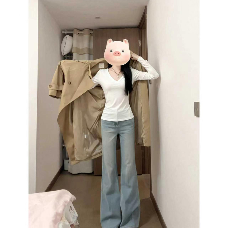 White Slim-Fit V-Neck Long-Sleeve Women's T-Shirt, 2026 New Early Autumn Style, Suitable for Layering under a Trench Coat, Regular Shoulder Fit, Tight-Fitting Top