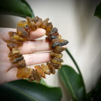 Gudas original large-grain raw leather amber beeswax is lightly rubbed and fragrant