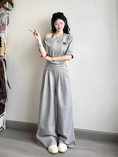 Korean age-reducing casual sportswear suit for women in summer, simple waistline, one-line shoulder, slanted shoulder, short-sleeved skirt, two-piece set
