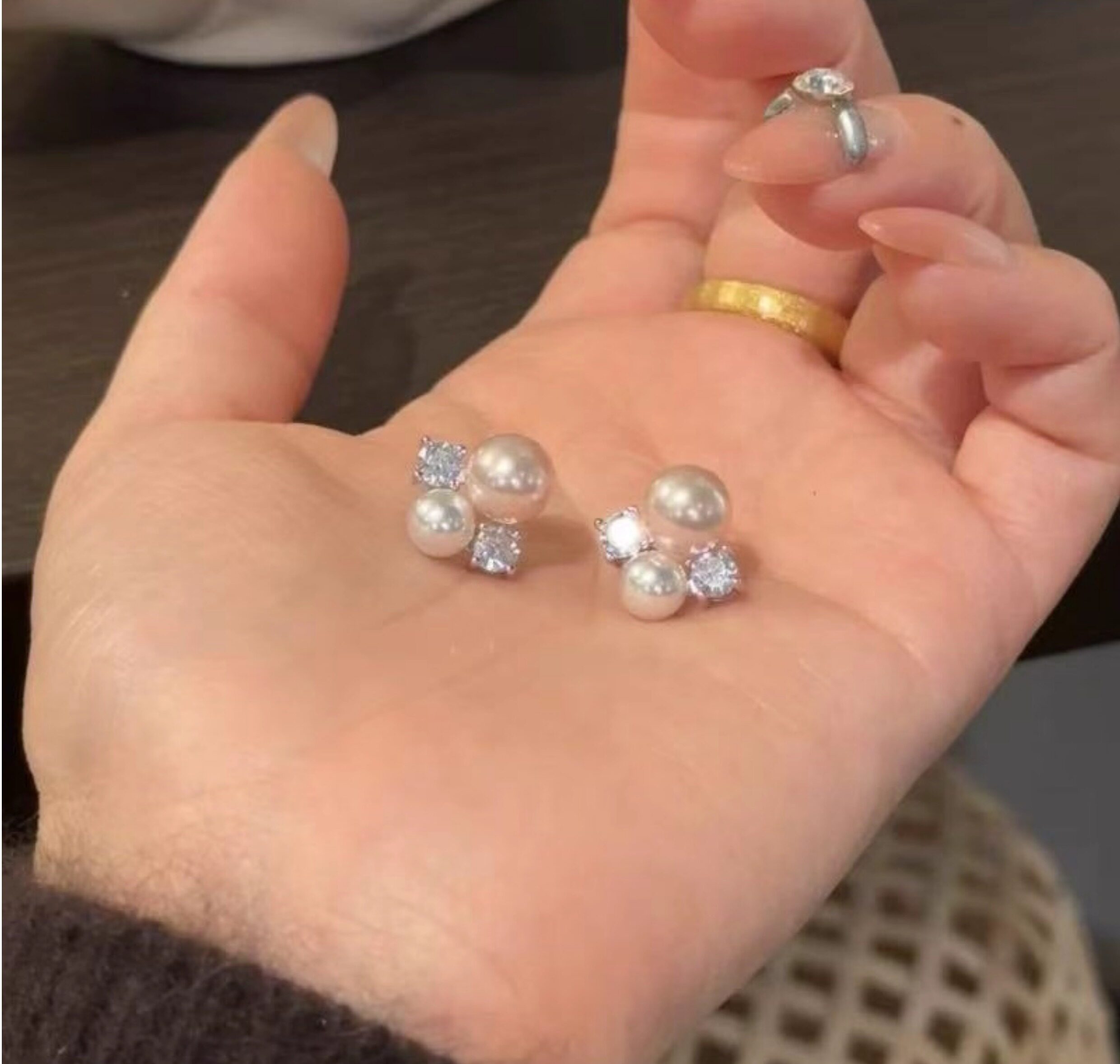 Серьги 超闪火彩法式珍珠耳钉轻奢小众高级施家粉光珍珠耳钉女