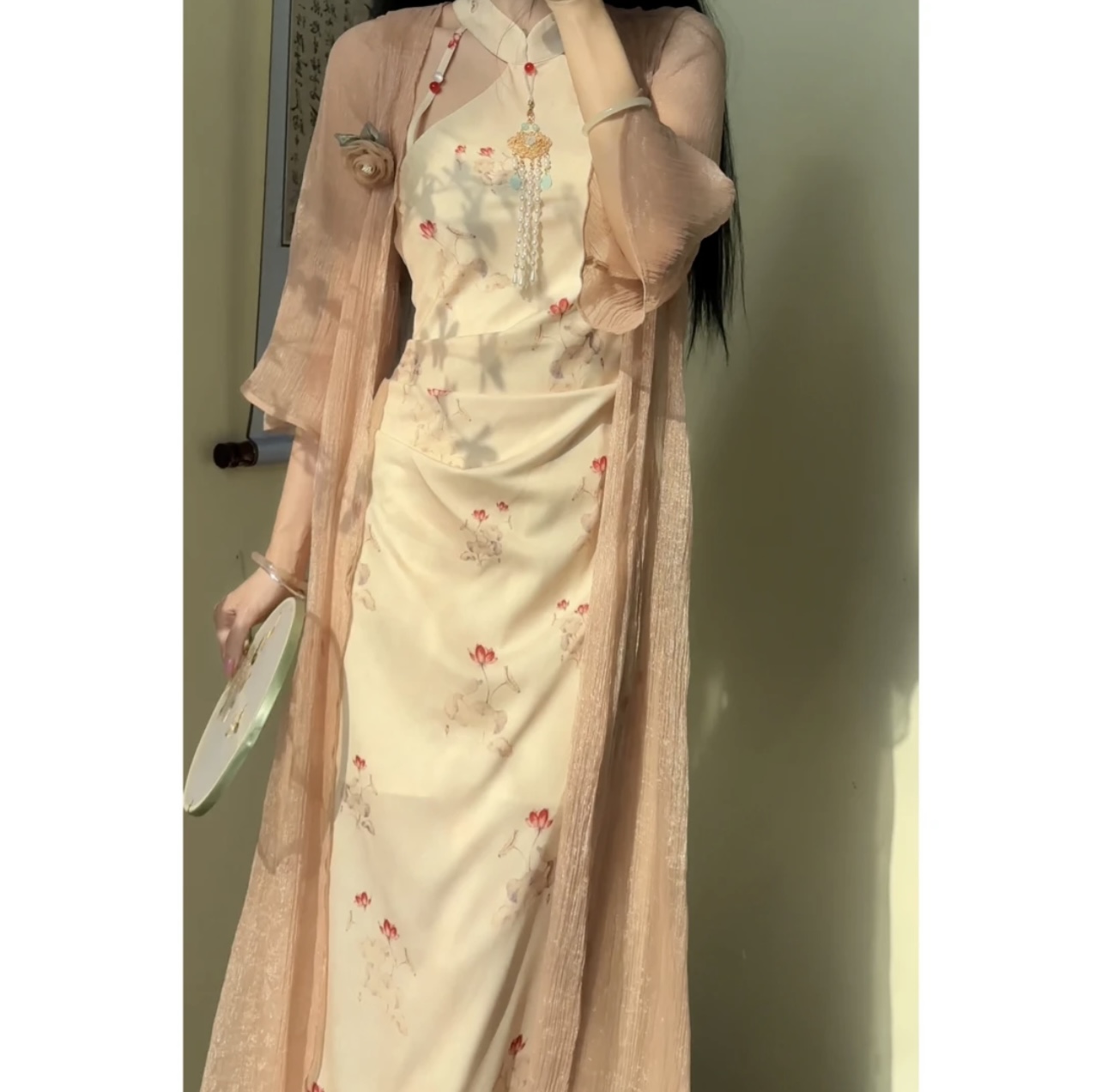  L+Model: Cheongsam+long shawl sending chest flowers   + $6.29 