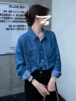 Синяя дизайнерская осенняя джинсовая рубашка, тренд сезона, 2025 года