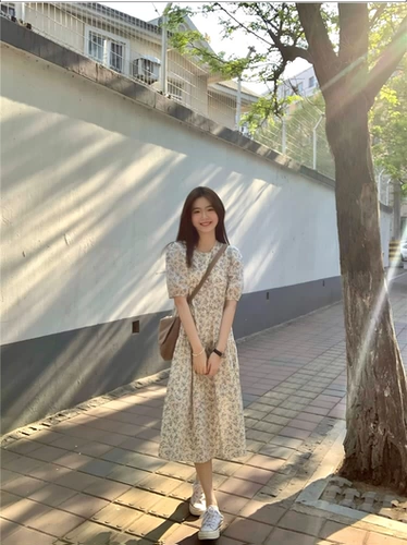 Летнее платье, длинная юбка, французский стиль, рукава фонарики, подходит для подростков, в цветочек, яркий броский стиль, по фигуре