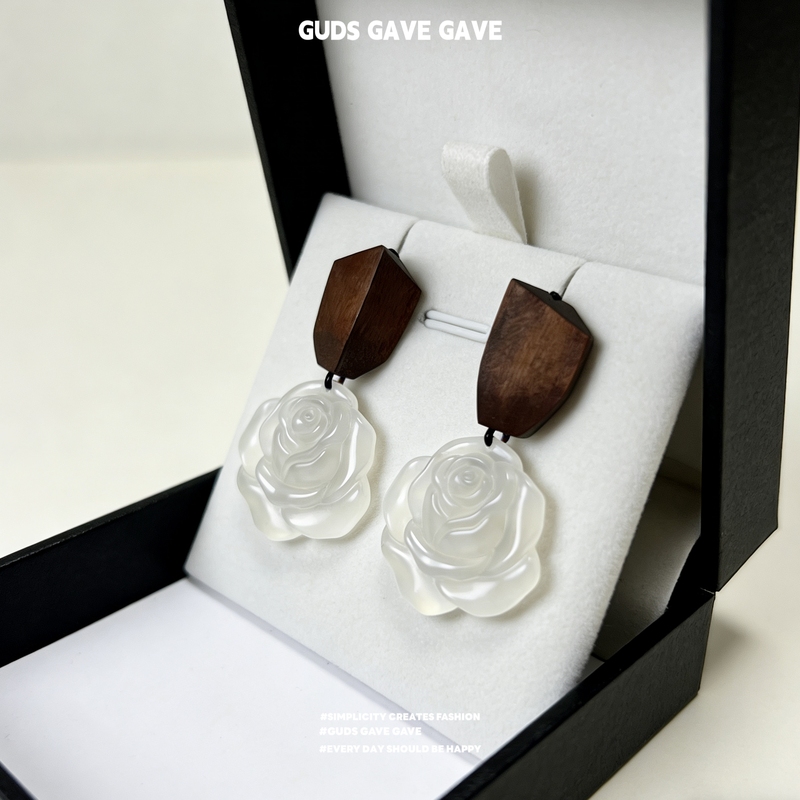 Guds Gave Gave Denmark Monies Vintage Natural Agate Carved Rose Earrings