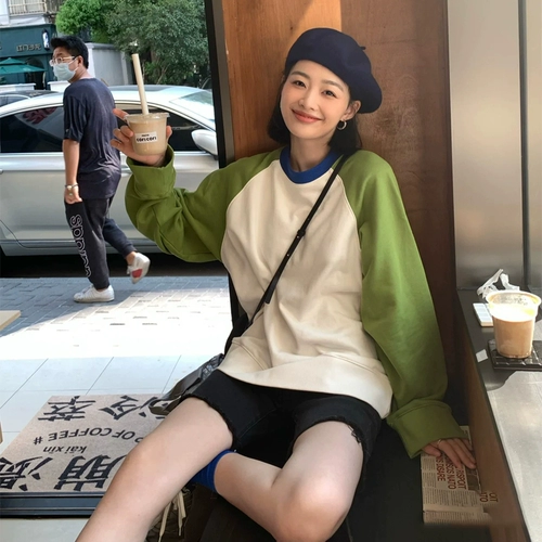 Зеленый тонкий лонгслив, футболка, свитшот, осенний