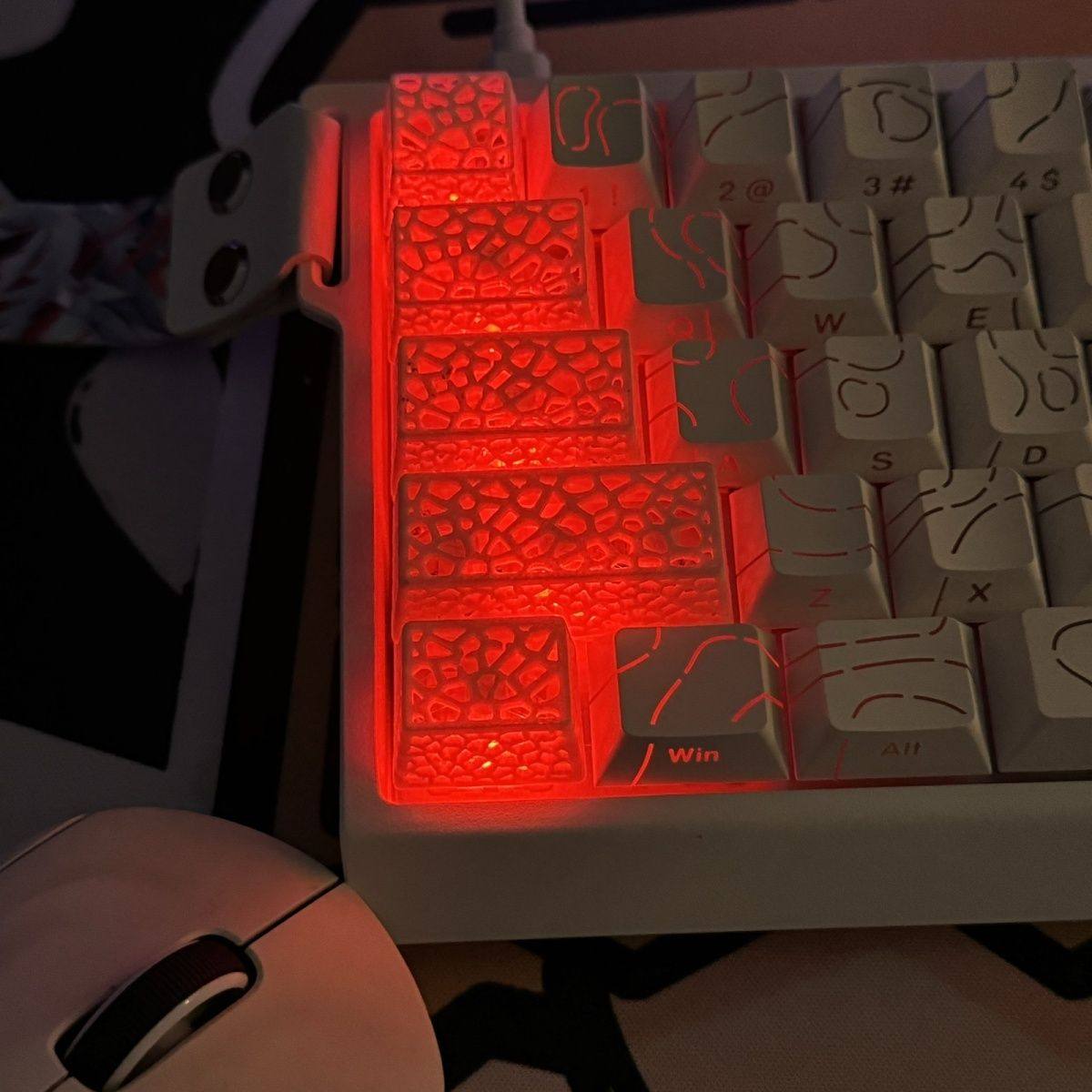 高颜值镂空键帽炫酷灯光效果十字轴机械键盘，点亮你的夜光桌面！✨